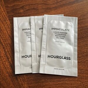 Hourglass Immaculate Liquid Powder Foundation light beige Samples 3